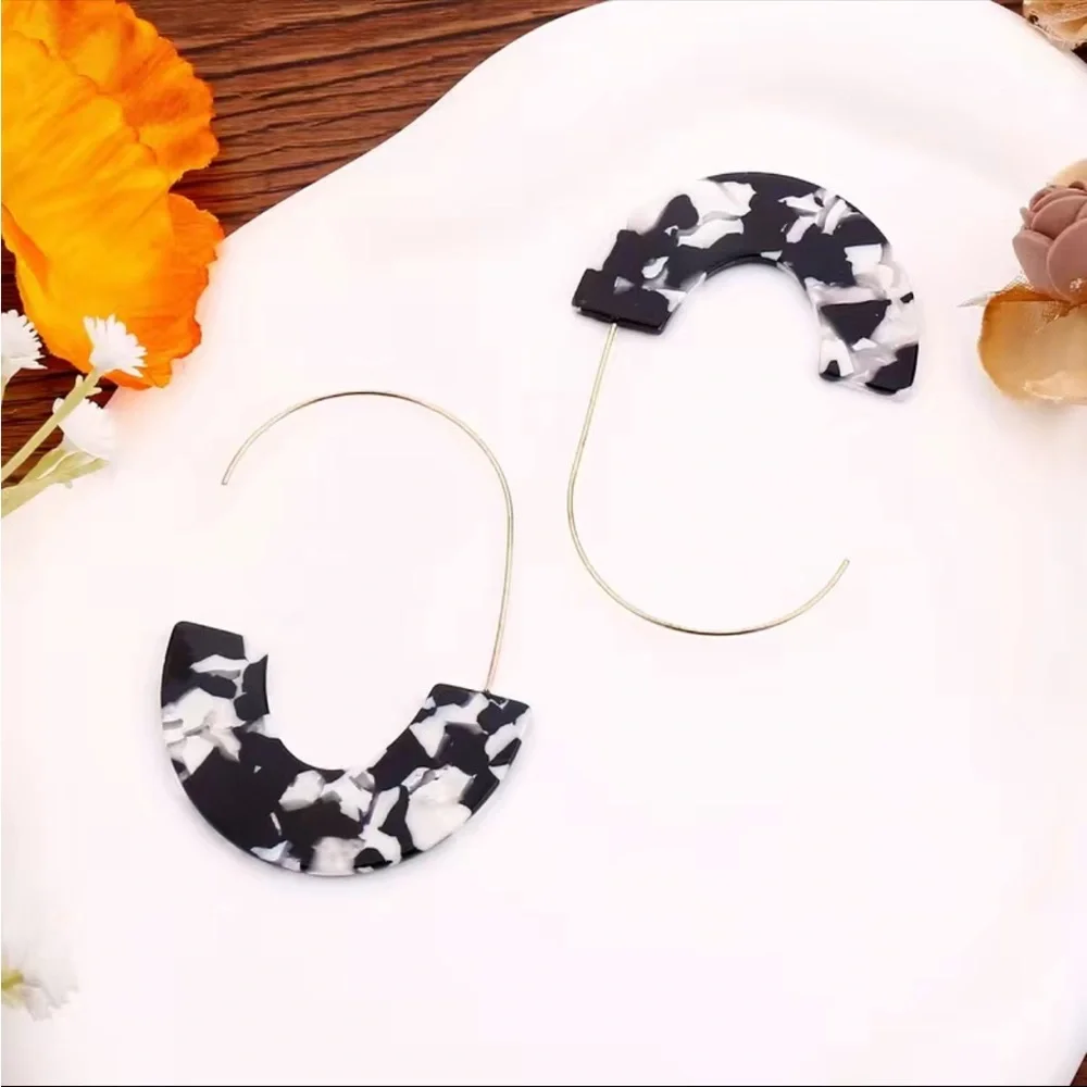 Acrylic Hoop Black & White‎ Earrings Simple Leisure Style
